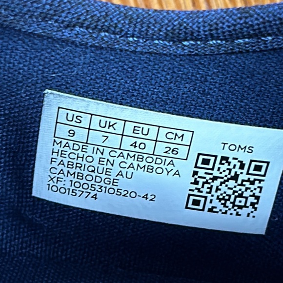 Toms brand red and blue plaid fabric sneakers. Women’s Size 9.  Great condition - Picture 9 of 11